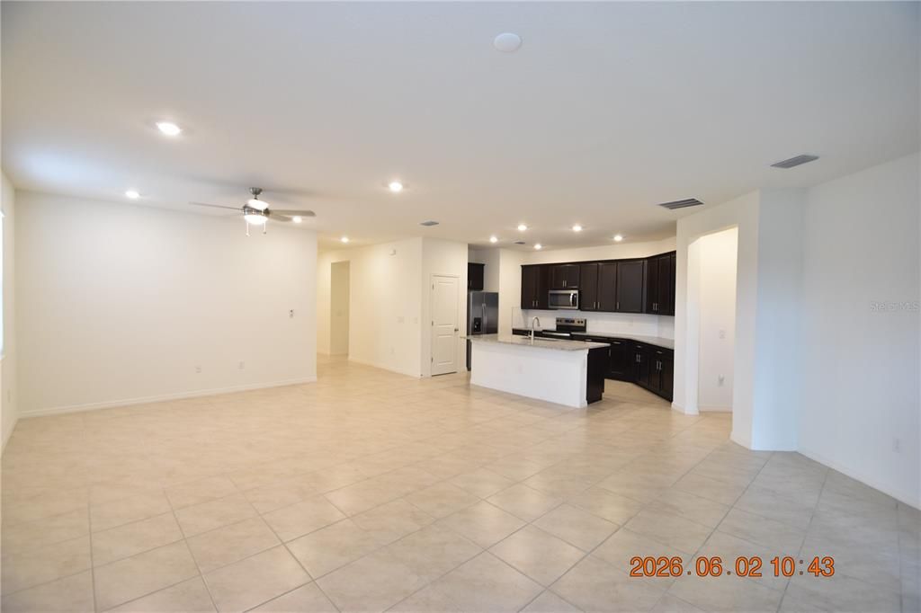For Rent: $2,695 (4 beds, 2 baths, 1989 Square Feet)