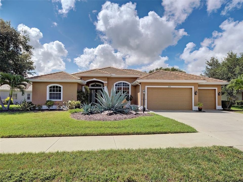 For Sale: $635,000 (3 beds, 3 baths, 2581 Square Feet)