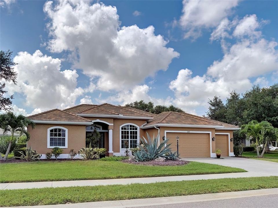 For Sale: $635,000 (3 beds, 3 baths, 2581 Square Feet)
