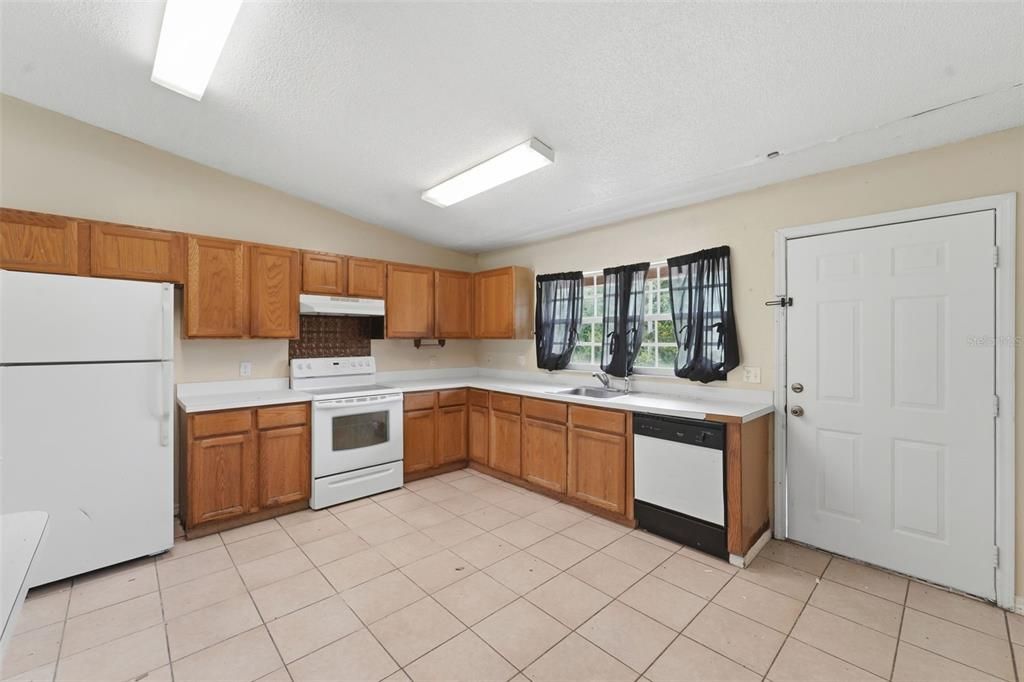 For Sale: $250,000 (3 beds, 2 baths, 1302 Square Feet)