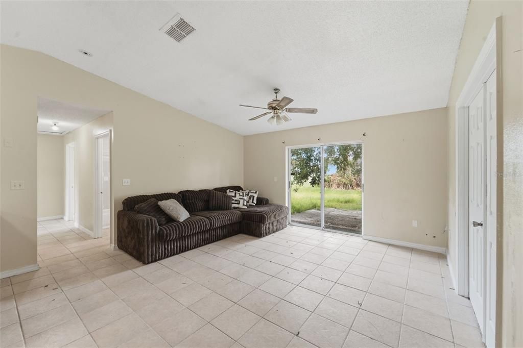 For Sale: $250,000 (3 beds, 2 baths, 1302 Square Feet)