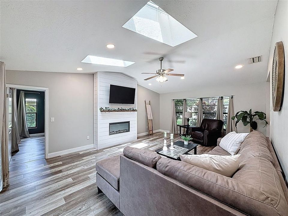 For Sale: $324,900 (2 beds, 2 baths, 1446 Square Feet)