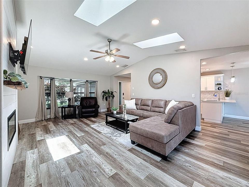For Sale: $324,900 (2 beds, 2 baths, 1446 Square Feet)