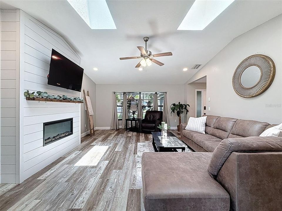 For Sale: $324,900 (2 beds, 2 baths, 1446 Square Feet)