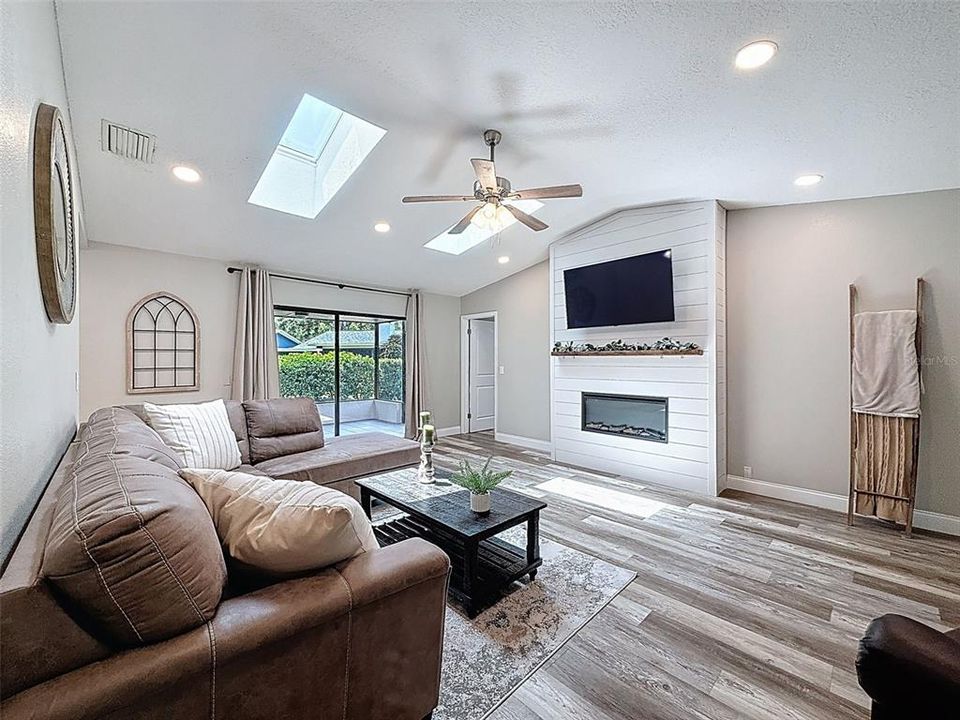 For Sale: $324,900 (2 beds, 2 baths, 1446 Square Feet)
