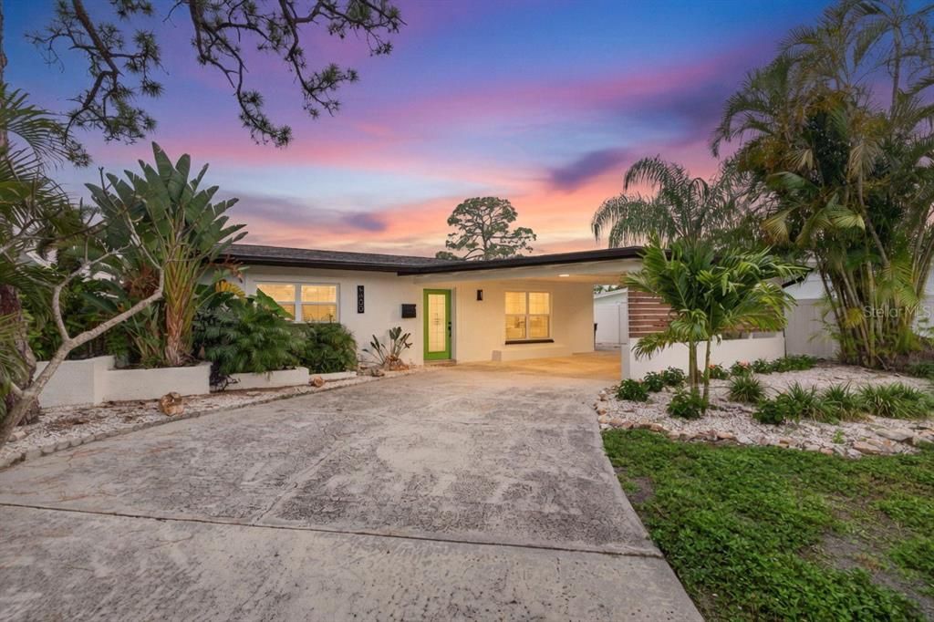 For Sale: $599,000 (3 beds, 3 baths, 1696 Square Feet)