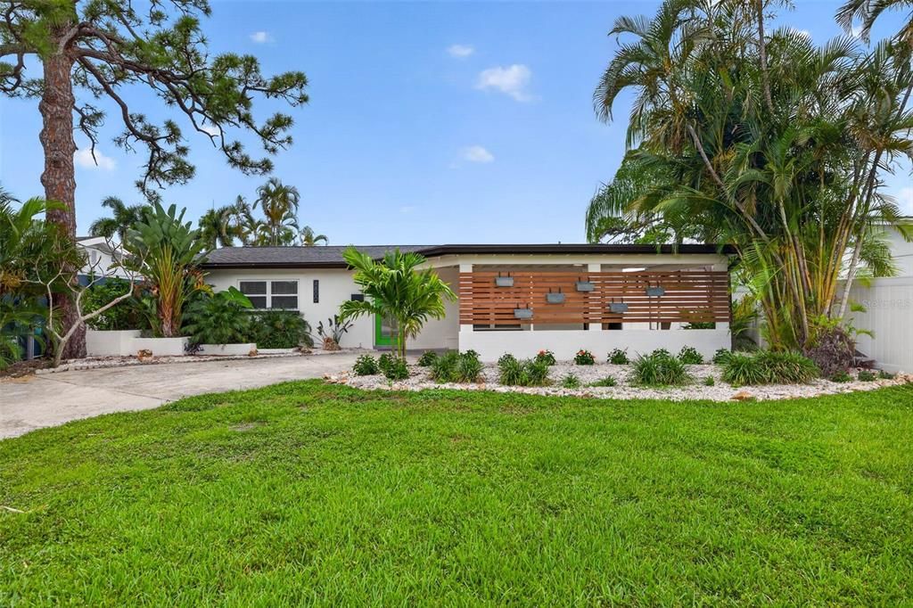 For Sale: $599,000 (3 beds, 3 baths, 1696 Square Feet)
