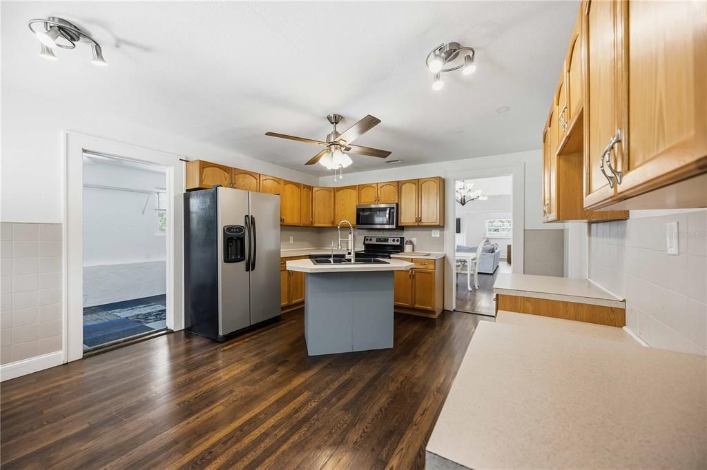 For Sale: $399,500 (2 beds, 2 baths, 1811 Square Feet)