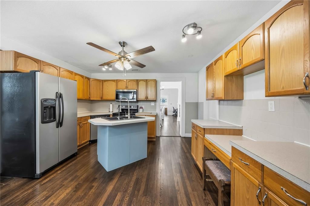 For Sale: $399,500 (2 beds, 2 baths, 1811 Square Feet)