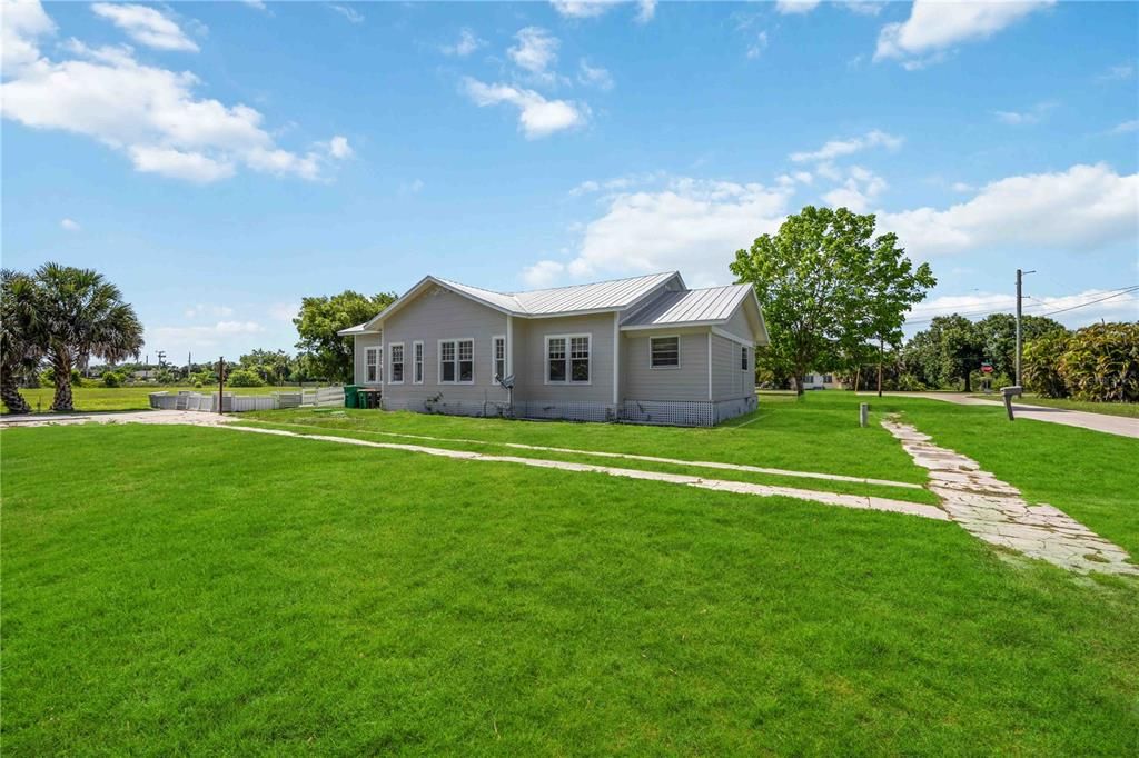For Sale: $399,500 (2 beds, 2 baths, 1811 Square Feet)