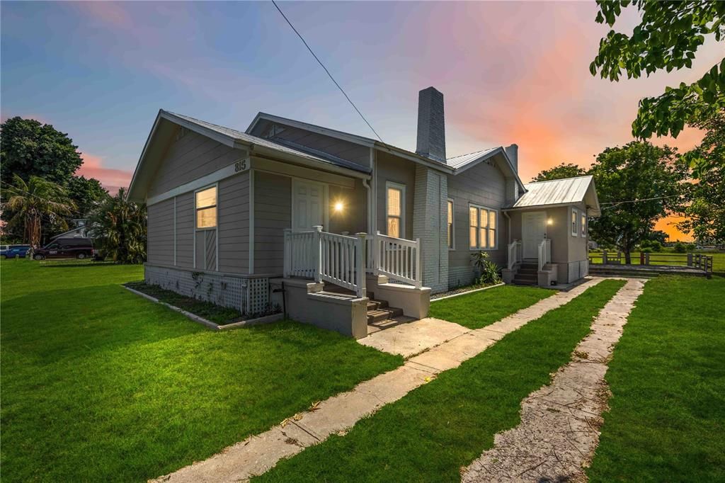 For Sale: $399,500 (2 beds, 2 baths, 1811 Square Feet)