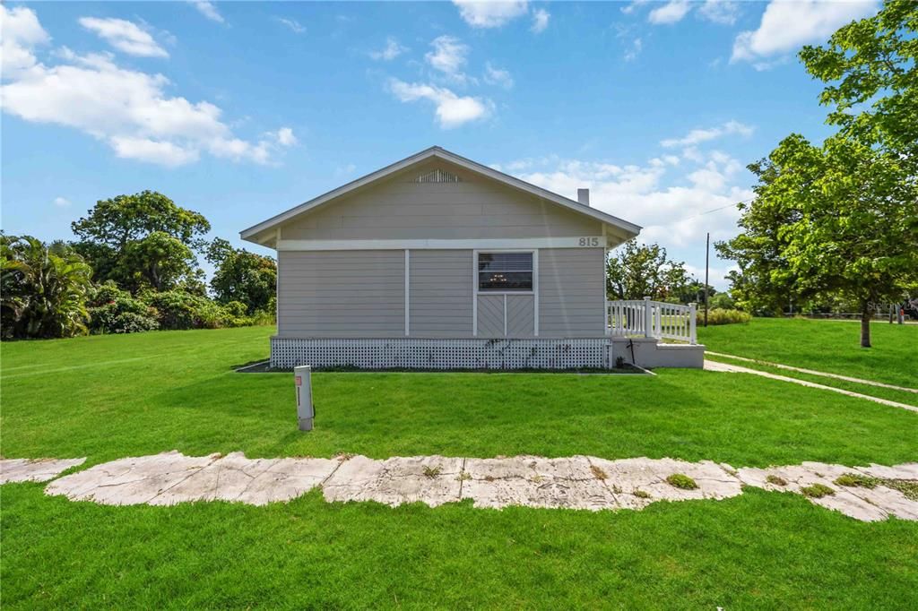 For Sale: $399,500 (2 beds, 2 baths, 1811 Square Feet)