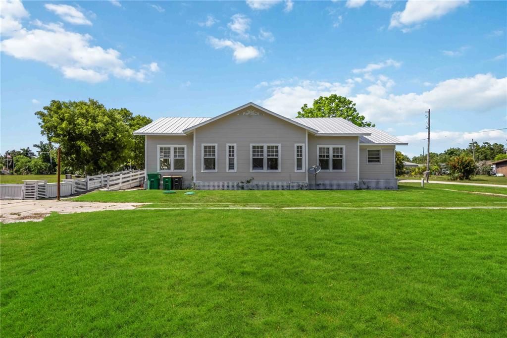 For Sale: $399,500 (2 beds, 2 baths, 1811 Square Feet)
