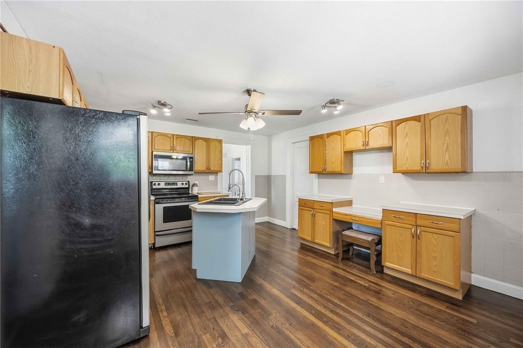For Sale: $399,500 (2 beds, 2 baths, 1811 Square Feet)
