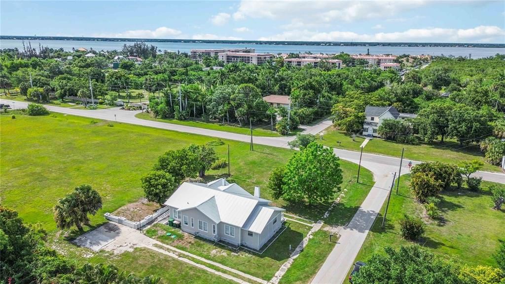 For Sale: $399,500 (2 beds, 2 baths, 1811 Square Feet)