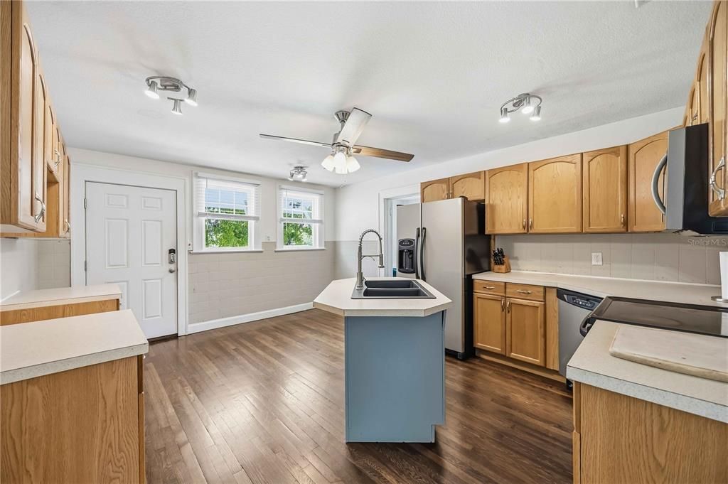 For Sale: $399,500 (2 beds, 2 baths, 1811 Square Feet)