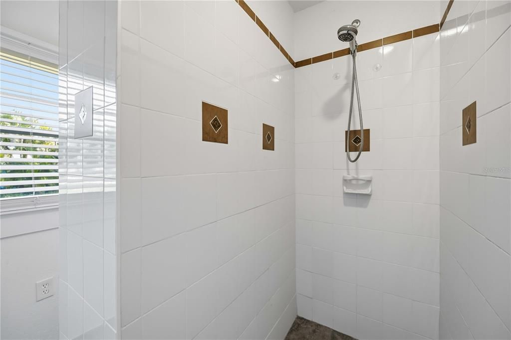 For Sale: $399,500 (2 beds, 2 baths, 1811 Square Feet)