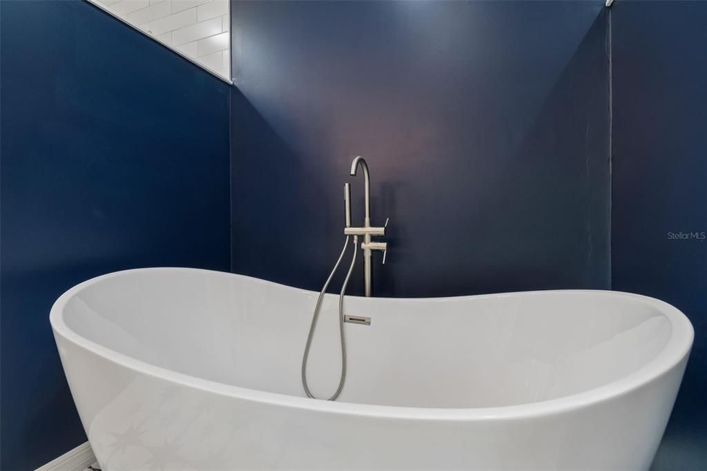 For Rent: $2,695 (3 beds, 2 baths, 2315 Square Feet)