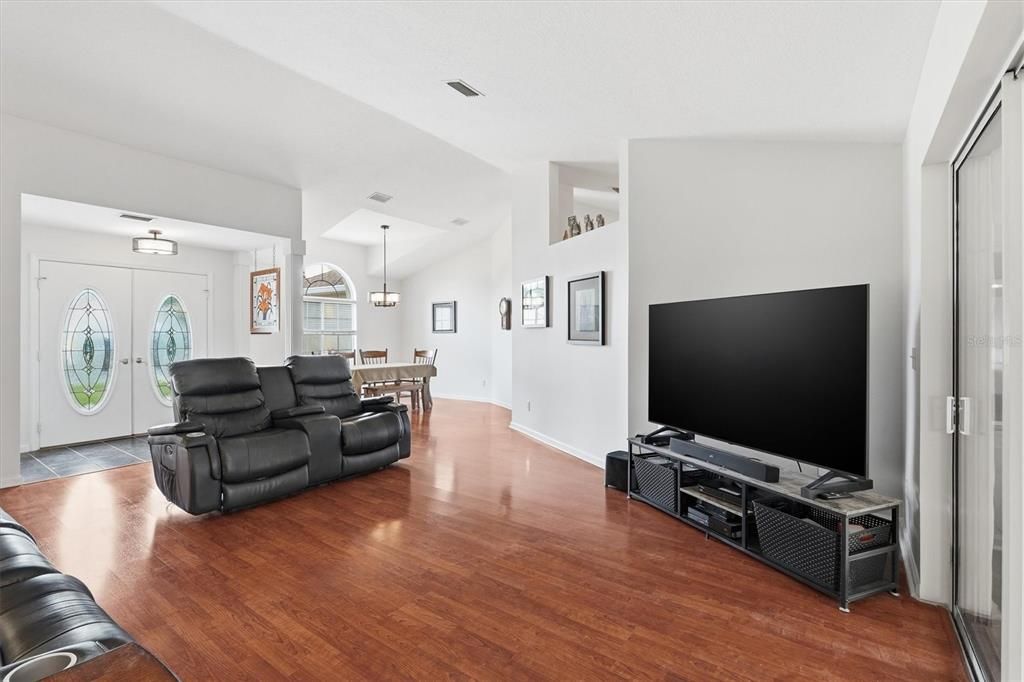 For Sale: $297,500 (3 beds, 2 baths, 1659 Square Feet)