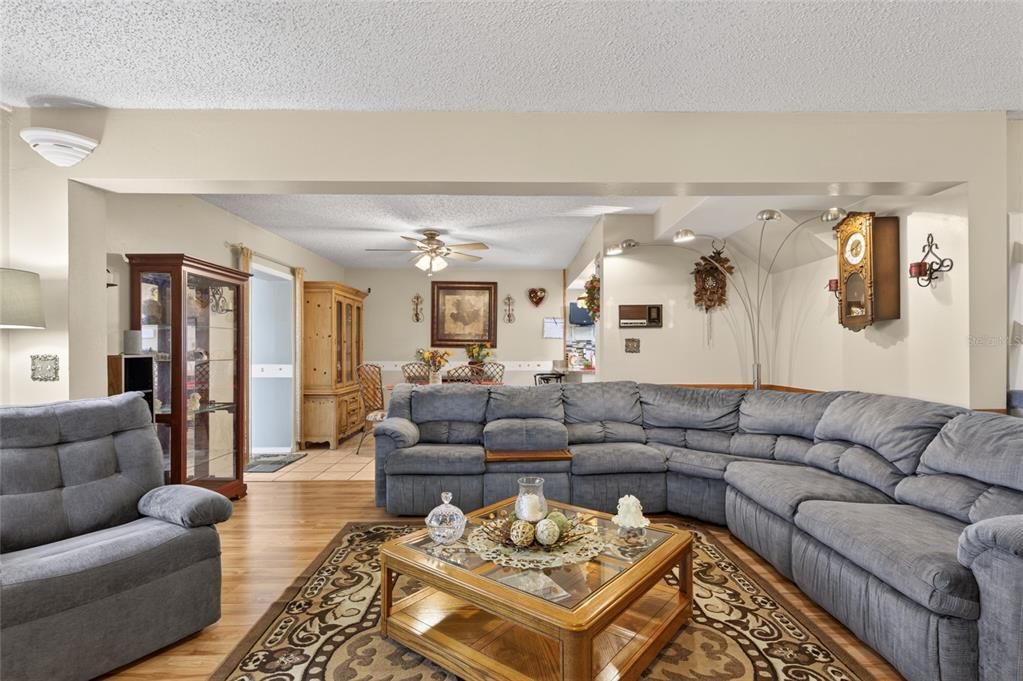 For Sale: $360,000 (3 beds, 3 baths, 1356 Square Feet)