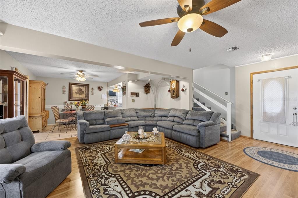 For Sale: $360,000 (3 beds, 3 baths, 1356 Square Feet)