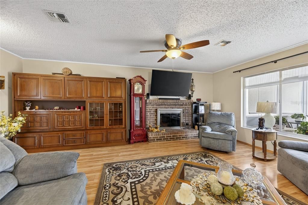 For Sale: $360,000 (3 beds, 3 baths, 1356 Square Feet)