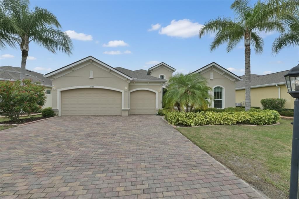 For Sale: $585,000 (3 beds, 3 baths, 2472 Square Feet)
