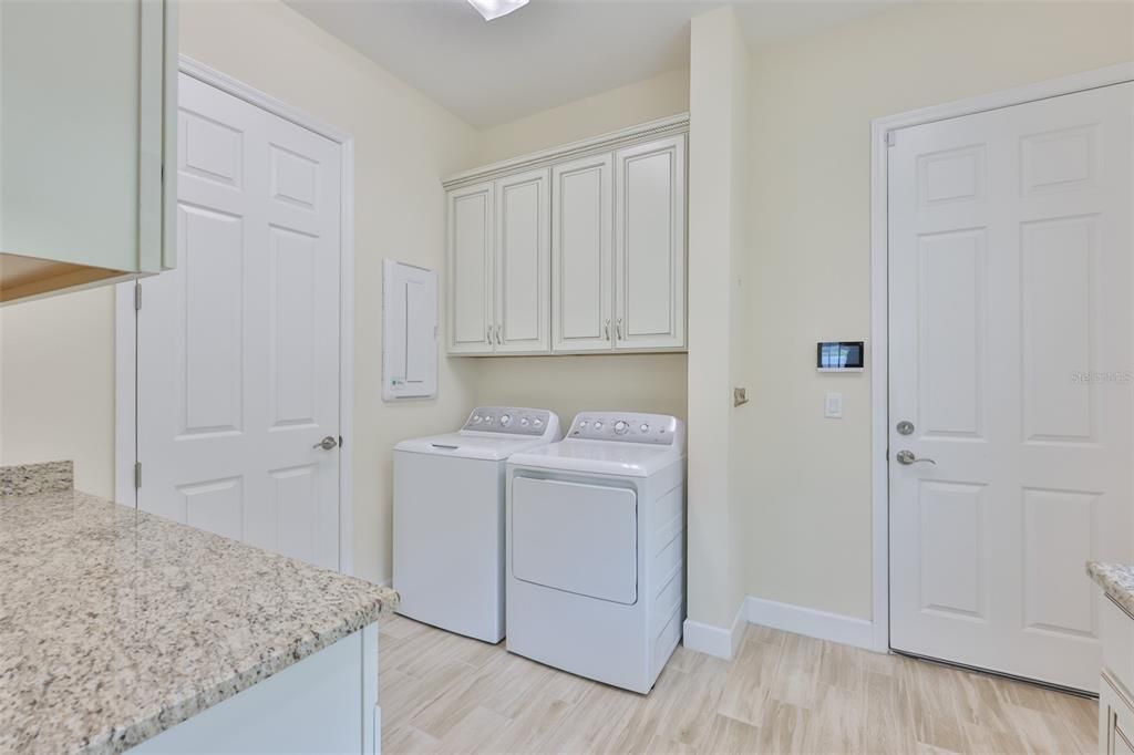 For Sale: $585,000 (3 beds, 3 baths, 2472 Square Feet)