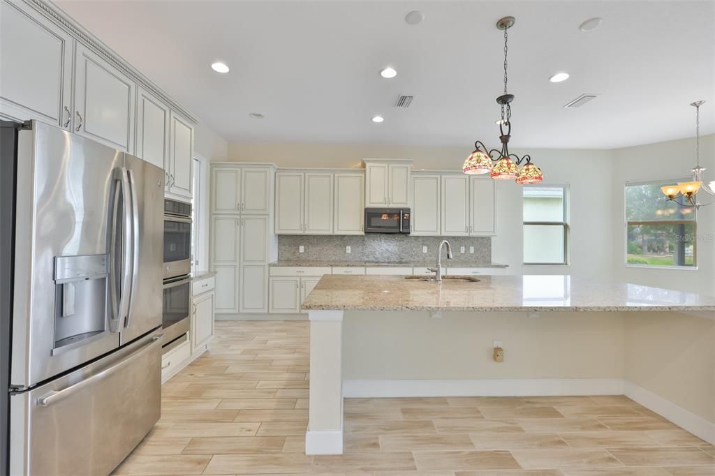 For Sale: $585,000 (3 beds, 3 baths, 2472 Square Feet)