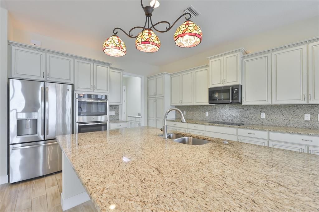 For Sale: $585,000 (3 beds, 3 baths, 2472 Square Feet)