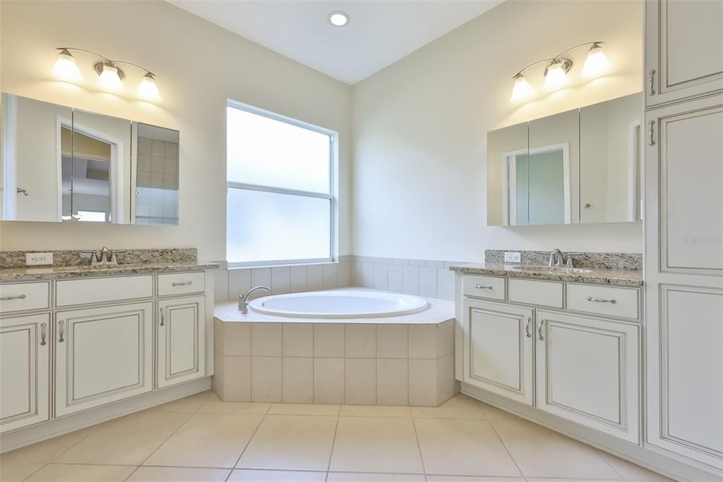 For Sale: $585,000 (3 beds, 3 baths, 2472 Square Feet)