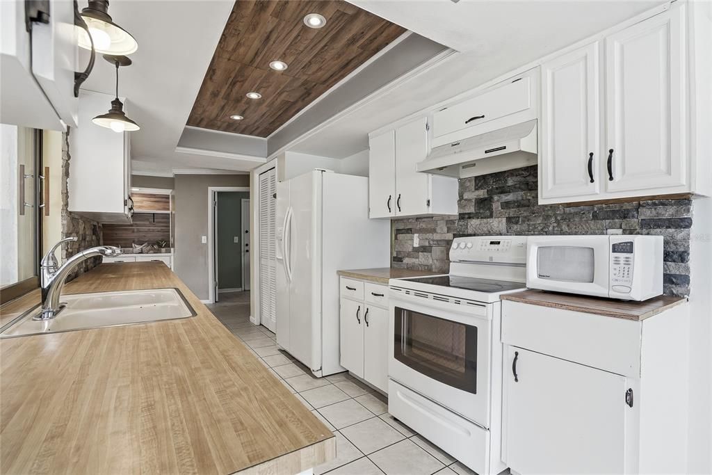 For Sale: $300,000 (2 beds, 2 baths, 1616 Square Feet)