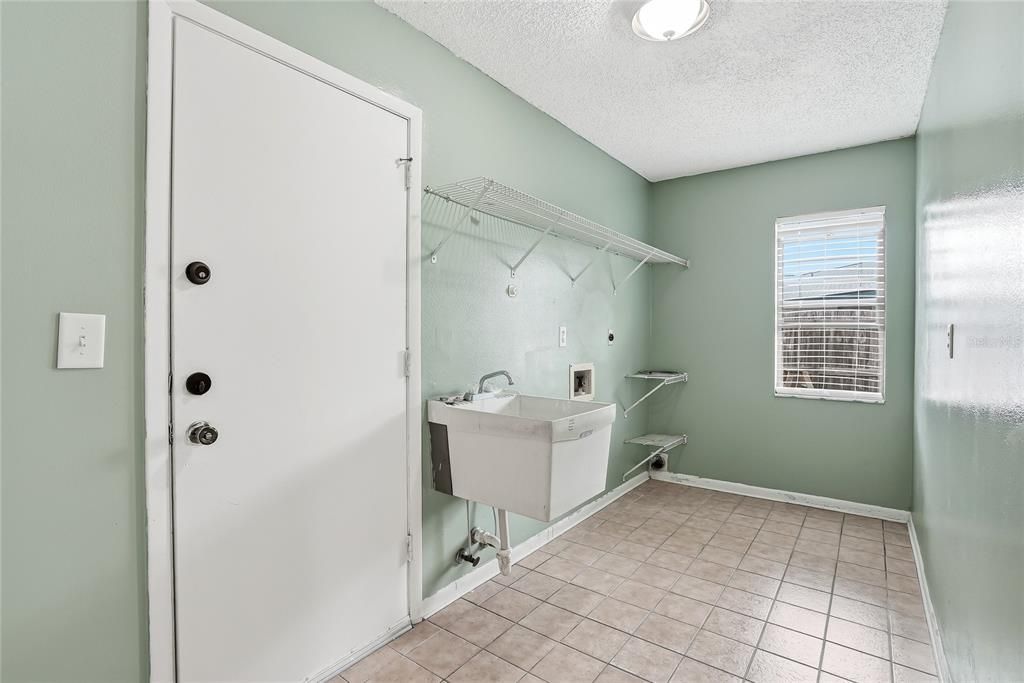 For Sale: $300,000 (2 beds, 2 baths, 1616 Square Feet)