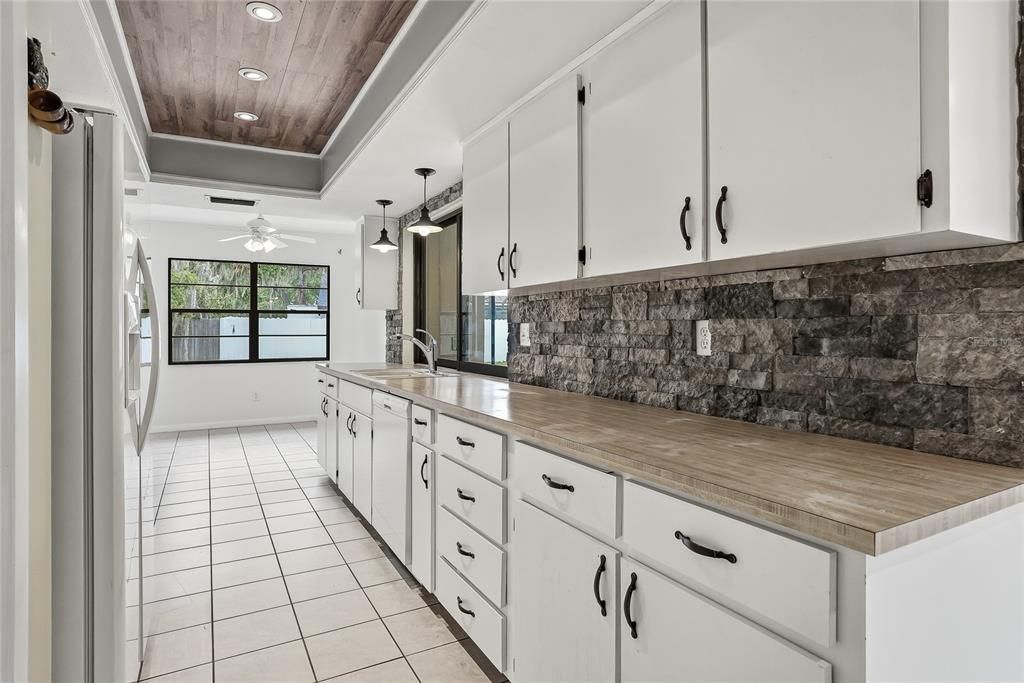 For Sale: $300,000 (2 beds, 2 baths, 1616 Square Feet)
