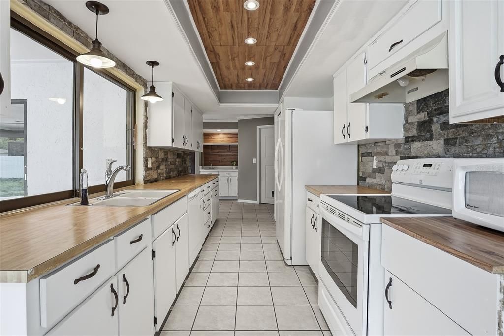 For Sale: $300,000 (2 beds, 2 baths, 1616 Square Feet)
