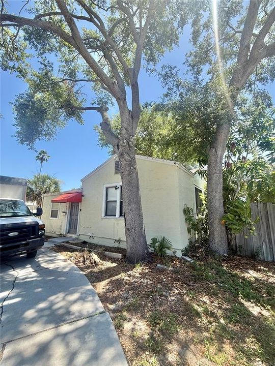 For Rent: $2,500 (4 beds, 1 baths, 1572 Square Feet)