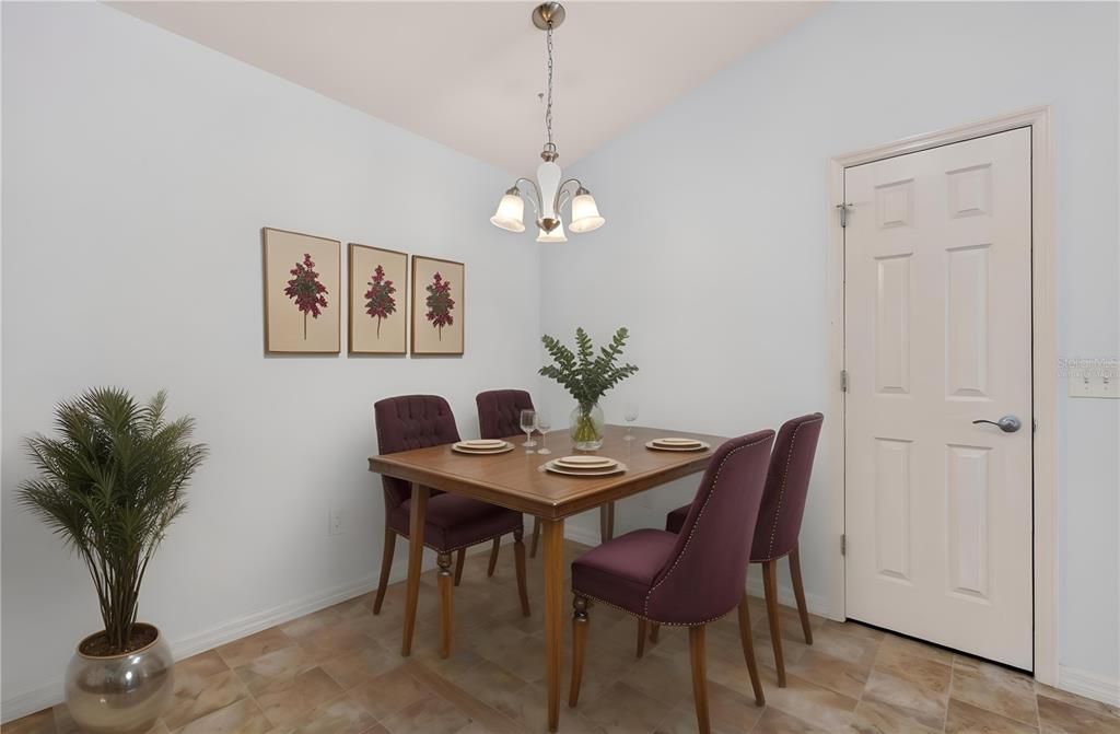 For Sale: $285,000 (2 beds, 2 baths, 1156 Square Feet)