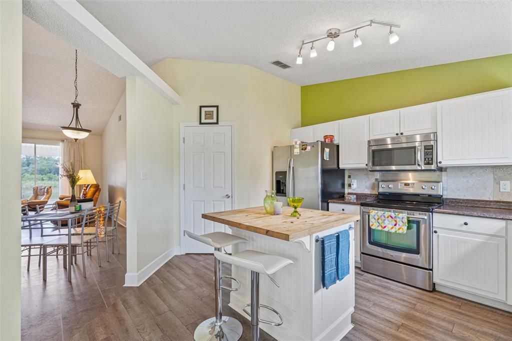 For Sale: $269,000 (2 beds, 2 baths, 1658 Square Feet)