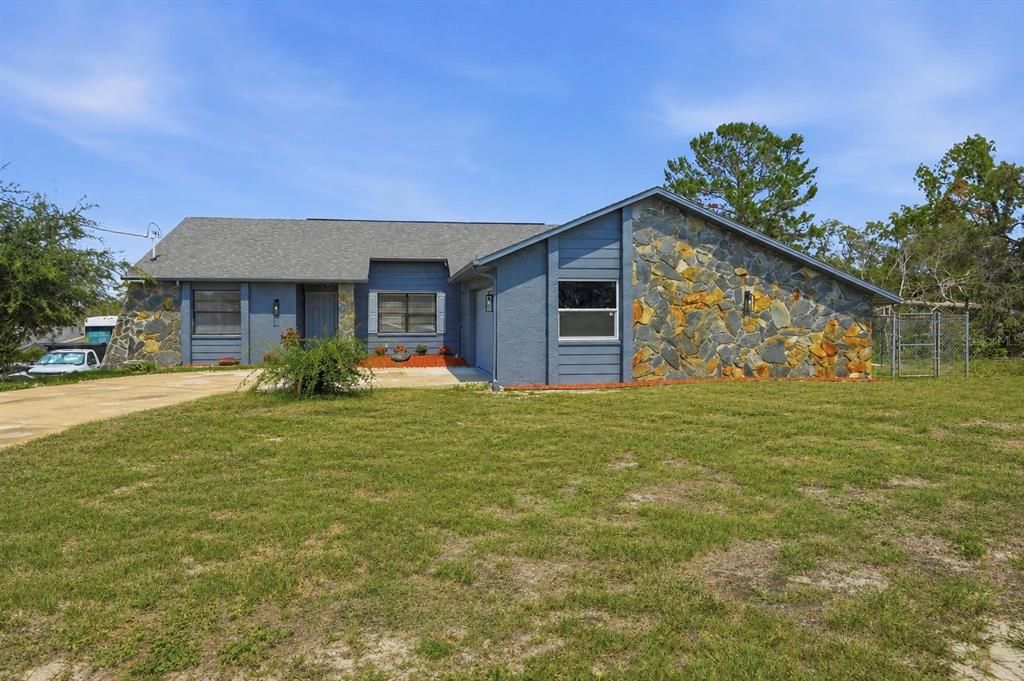 For Sale: $350,000 (3 beds, 2 baths, 1590 Square Feet)