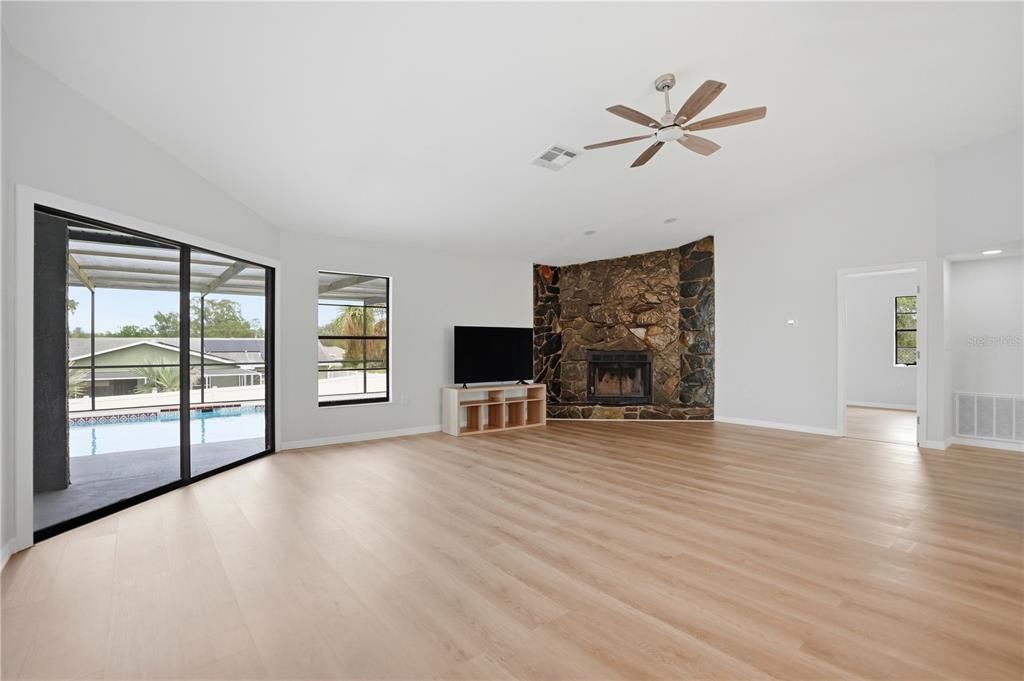 For Sale: $350,000 (3 beds, 2 baths, 1590 Square Feet)