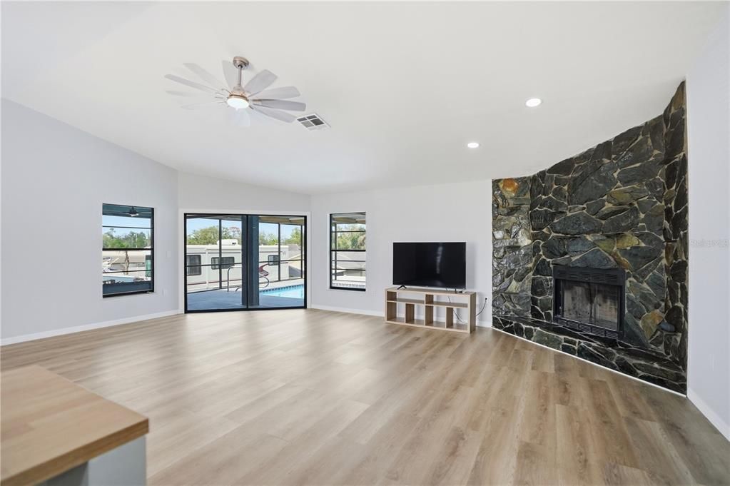 For Sale: $350,000 (3 beds, 2 baths, 1590 Square Feet)