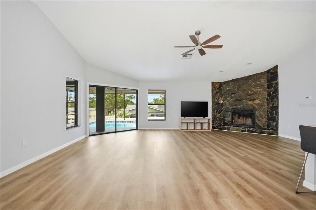 For Sale: $350,000 (3 beds, 2 baths, 1590 Square Feet)