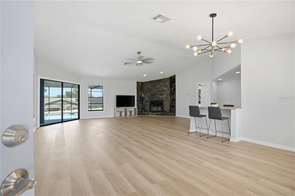 For Sale: $350,000 (3 beds, 2 baths, 1590 Square Feet)