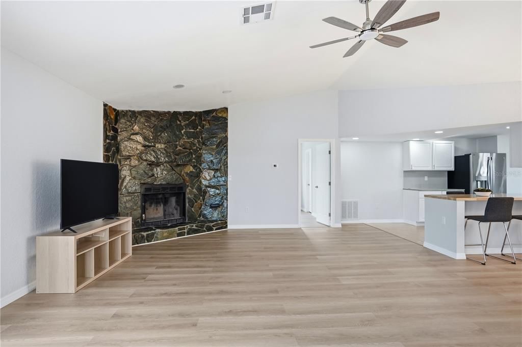 For Sale: $350,000 (3 beds, 2 baths, 1590 Square Feet)