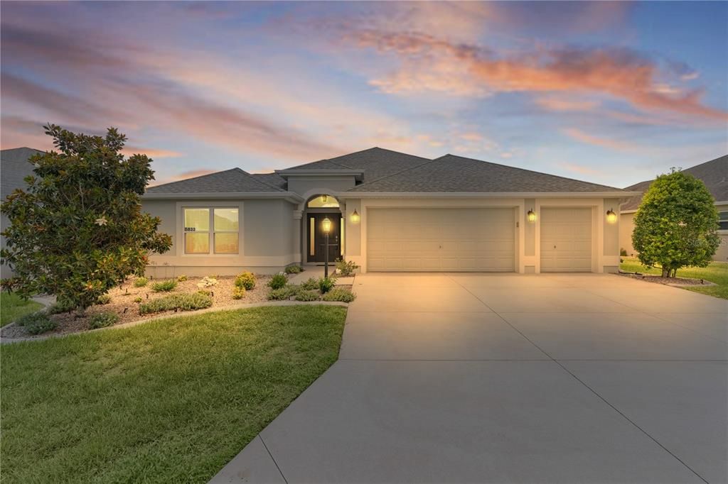 For Sale: $749,000 (3 beds, 3 baths, 1995 Square Feet)