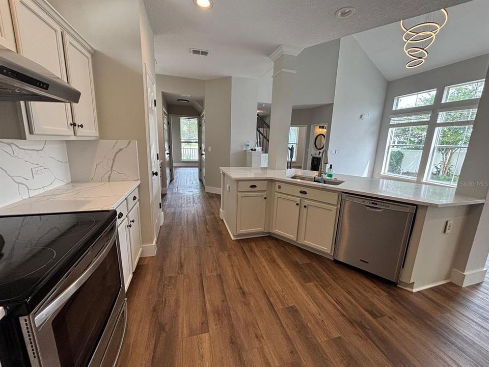 Active With Contract: $4,650 (3 beds, 3 baths, 2107 Square Feet)