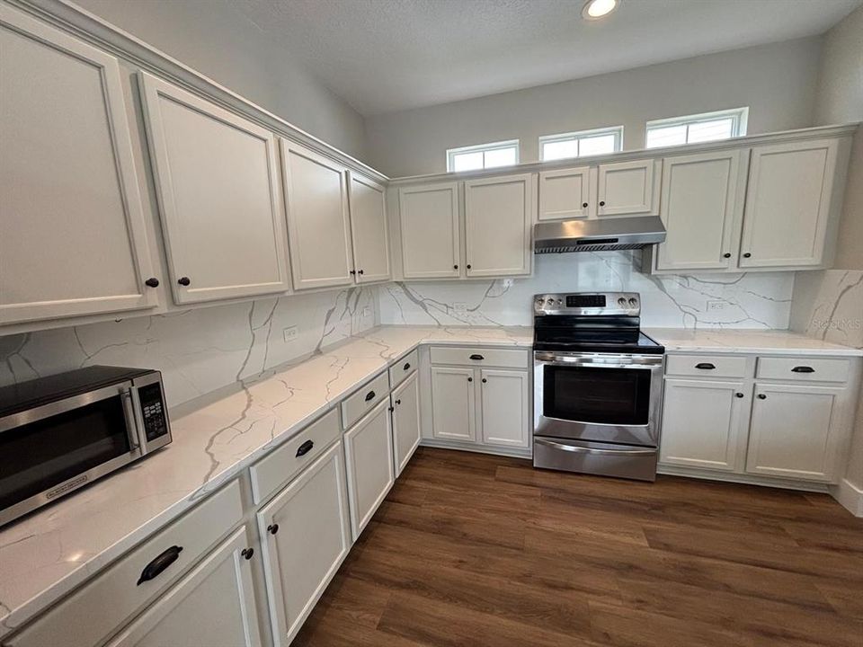 Active With Contract: $4,650 (3 beds, 3 baths, 2107 Square Feet)