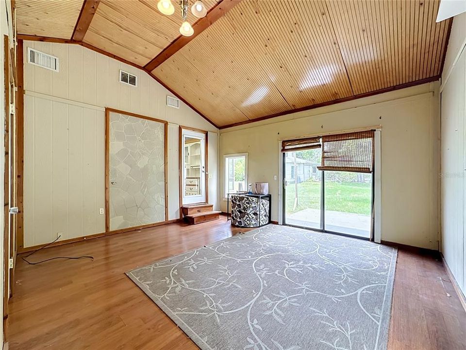 For Sale: $180,000 (3 beds, 2 baths, 1136 Square Feet)