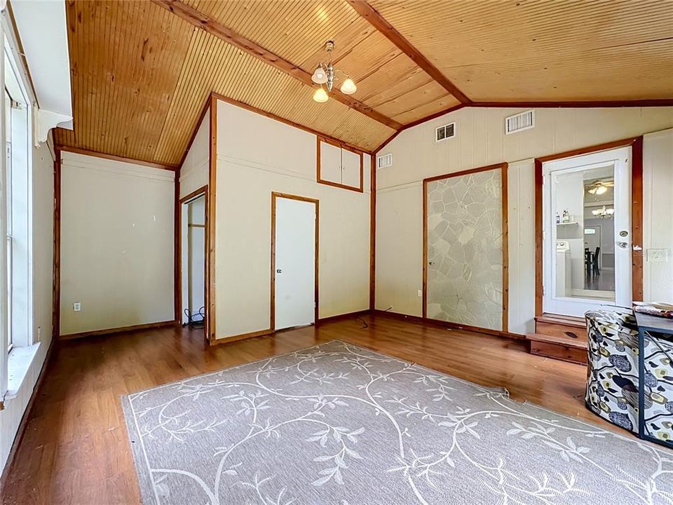 For Sale: $180,000 (3 beds, 2 baths, 1136 Square Feet)
