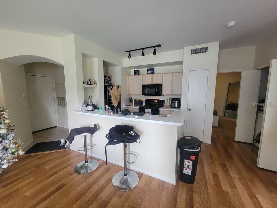 For Sale: $120,000 (1 beds, 1 baths, 864 Square Feet)
